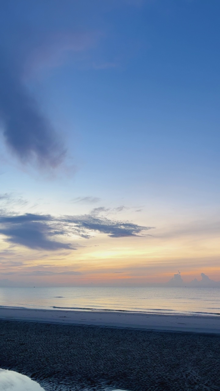 清晨日出，海边有海浪视频素材