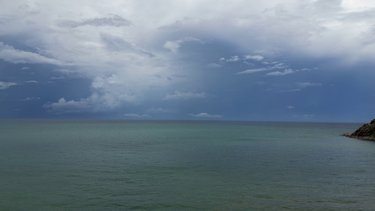 海滩、大海和海浪正慢慢地拍打着海岸。视频素材