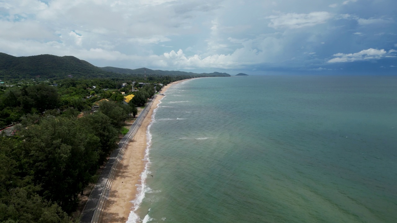 海滩、大海和海浪正慢慢地拍打着海岸。视频素材