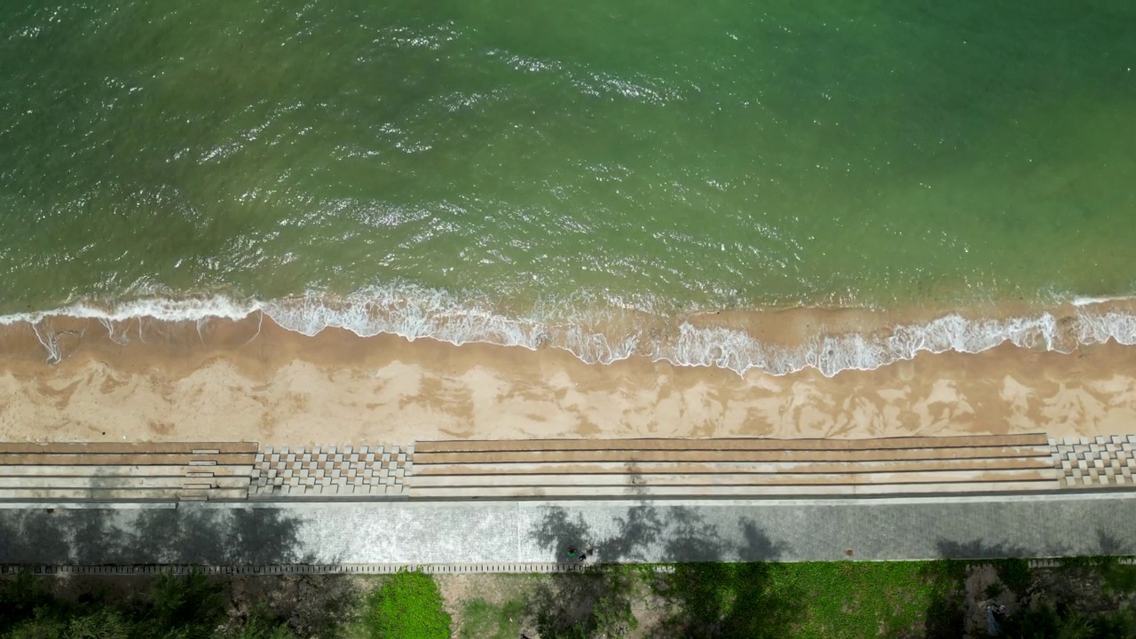 海滩、大海和海浪正慢慢地拍打着海岸。视频素材