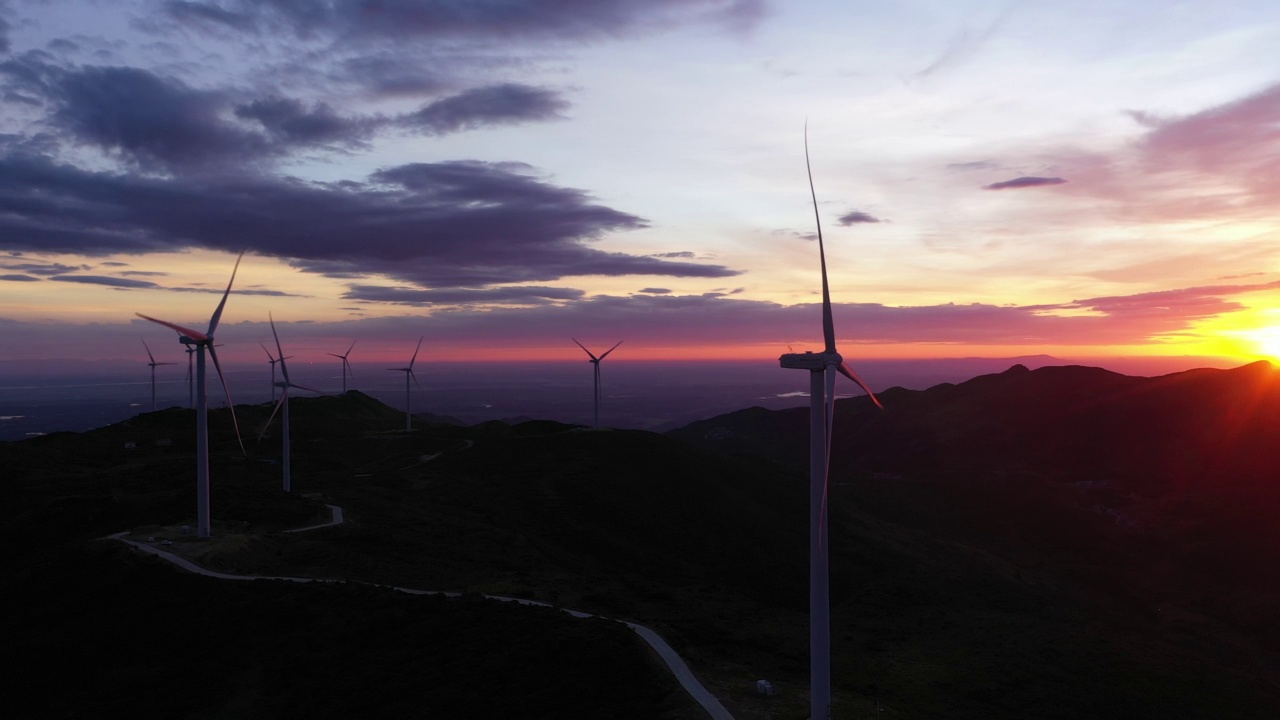 航拍日出風力發電機视频素材