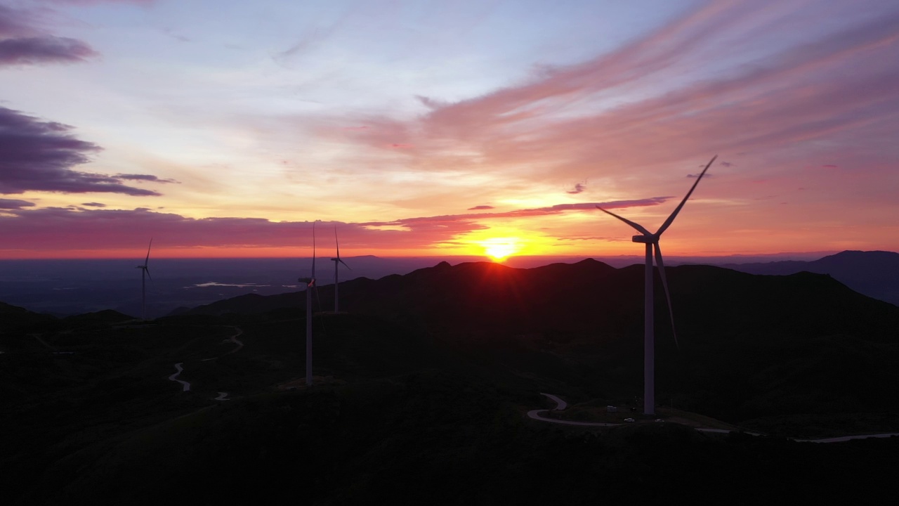 航拍日出風力發電機视频素材