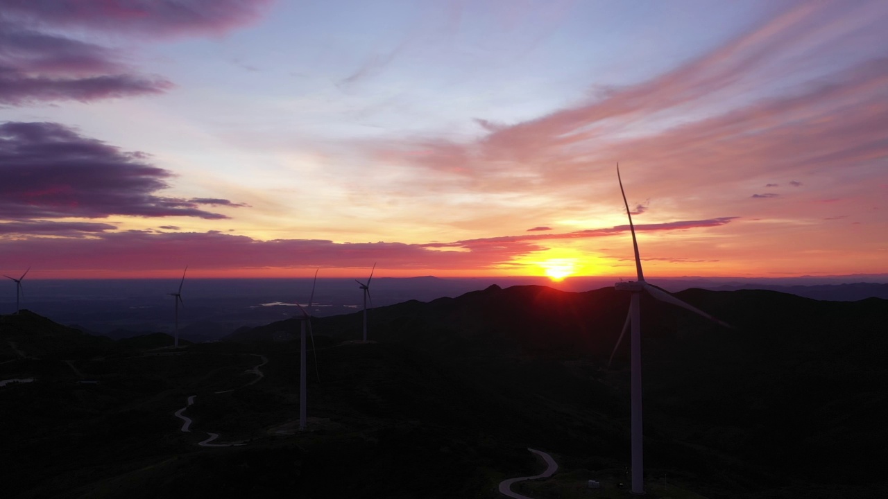 航拍日出風力發電機视频素材