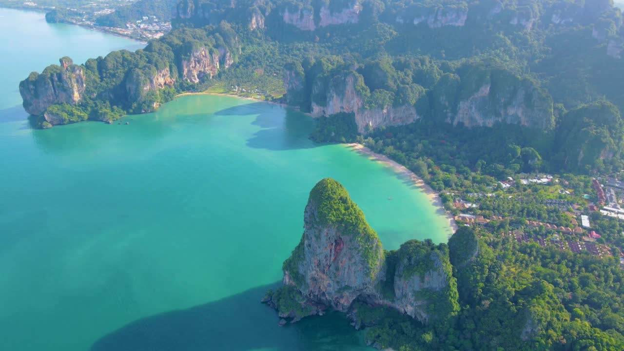 无人机航拍泰国甲米海滩，莱莱甲米海滩，莱莱甲米的热带海滩，用传统的长船俯瞰田园般的泰国莱莱海滩全景。视频素材