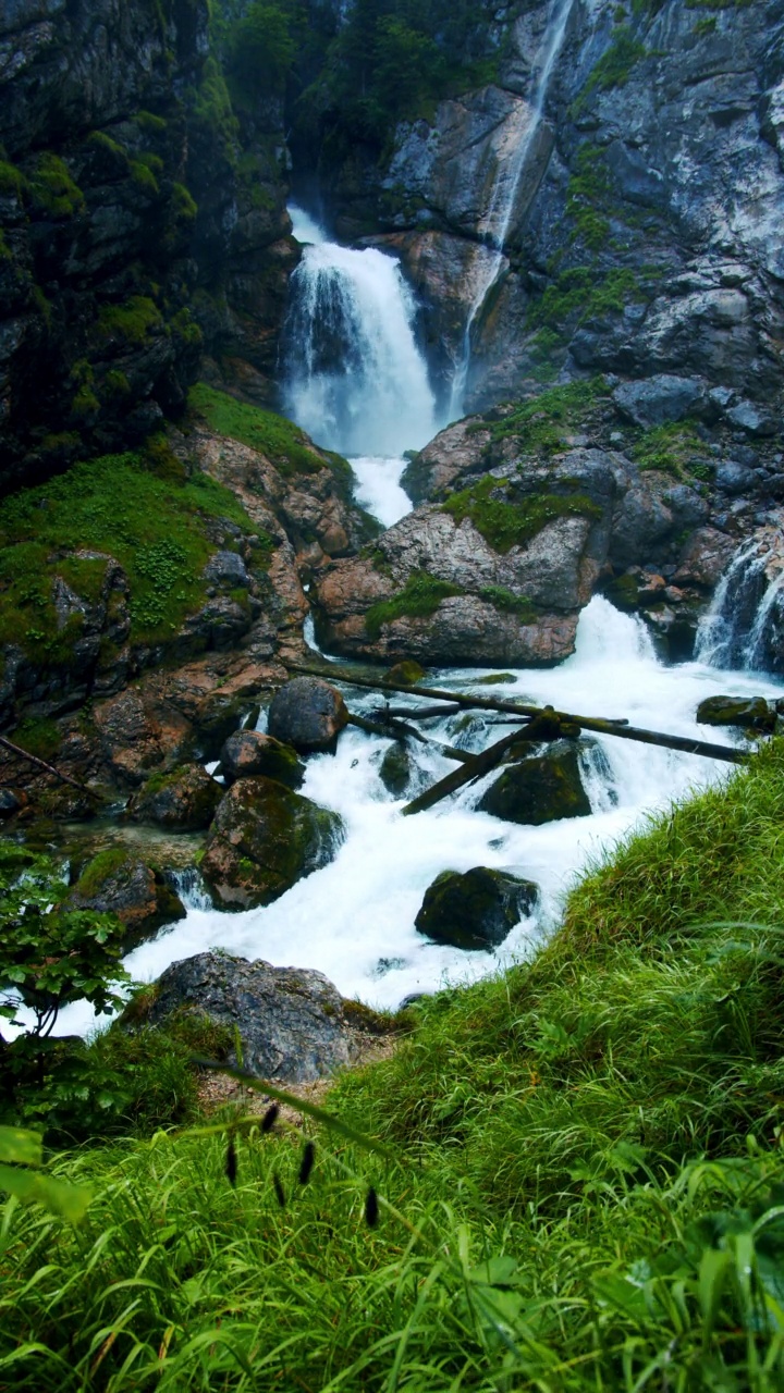 奥地利哈尔施塔特附近的Waldbachstrub Wasserfall视频素材