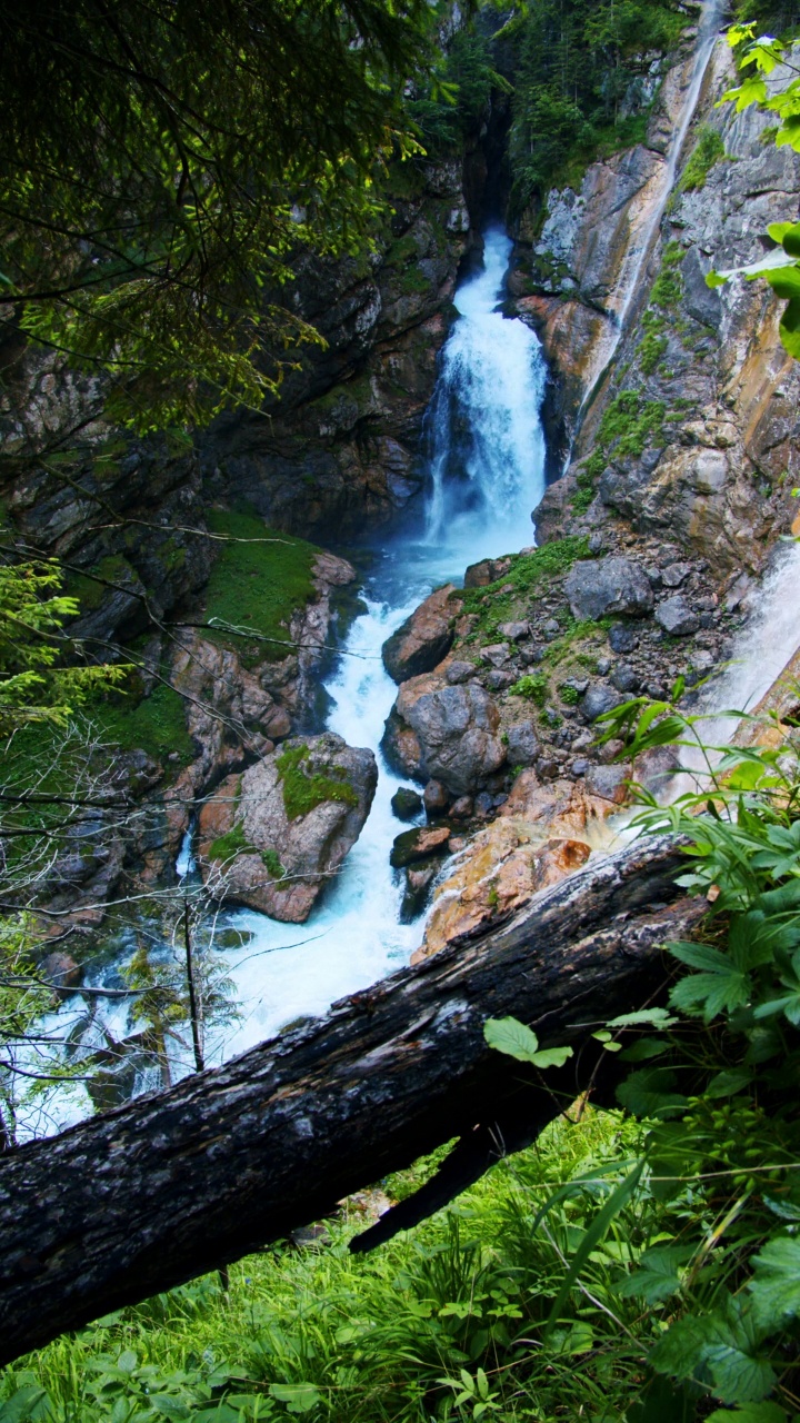 奥地利哈尔施塔特附近的Waldbachstrub Wasserfall视频素材