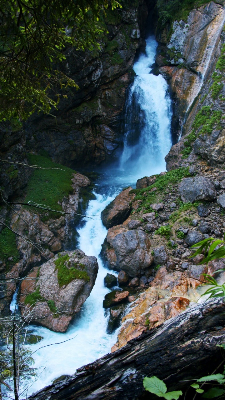 奥地利哈尔施塔特附近的Waldbachstrub Wasserfall视频素材