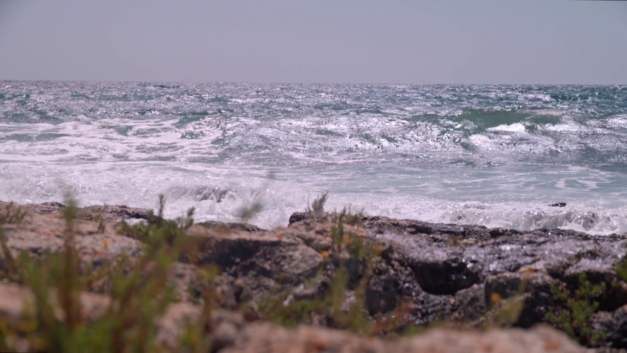 海浪拍打着海岸视频素材