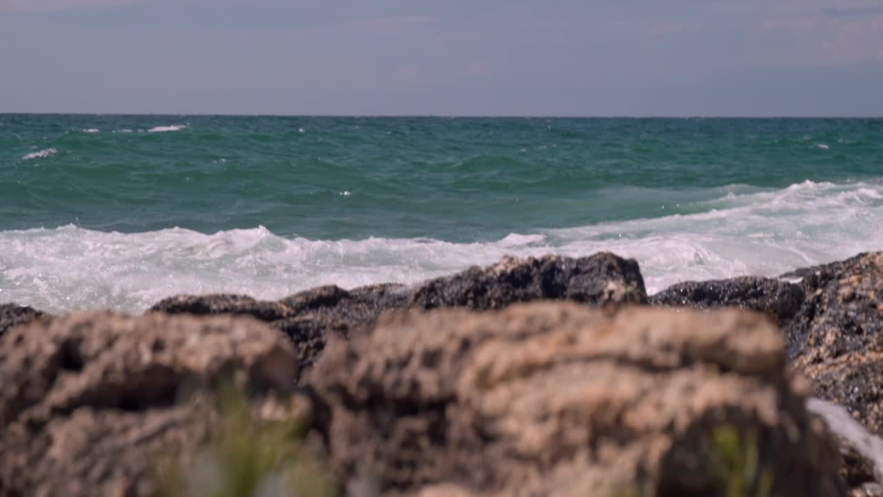 海浪拍打着海岸视频素材