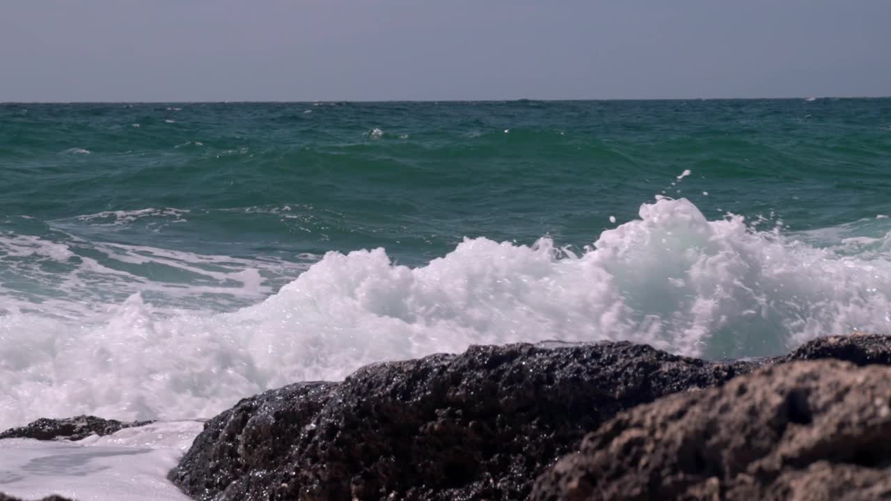 海浪拍打着海岸视频素材