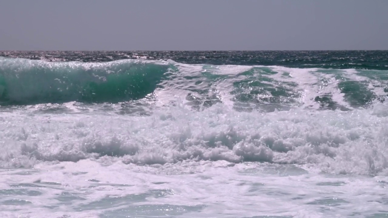 海浪拍打着海岸视频素材