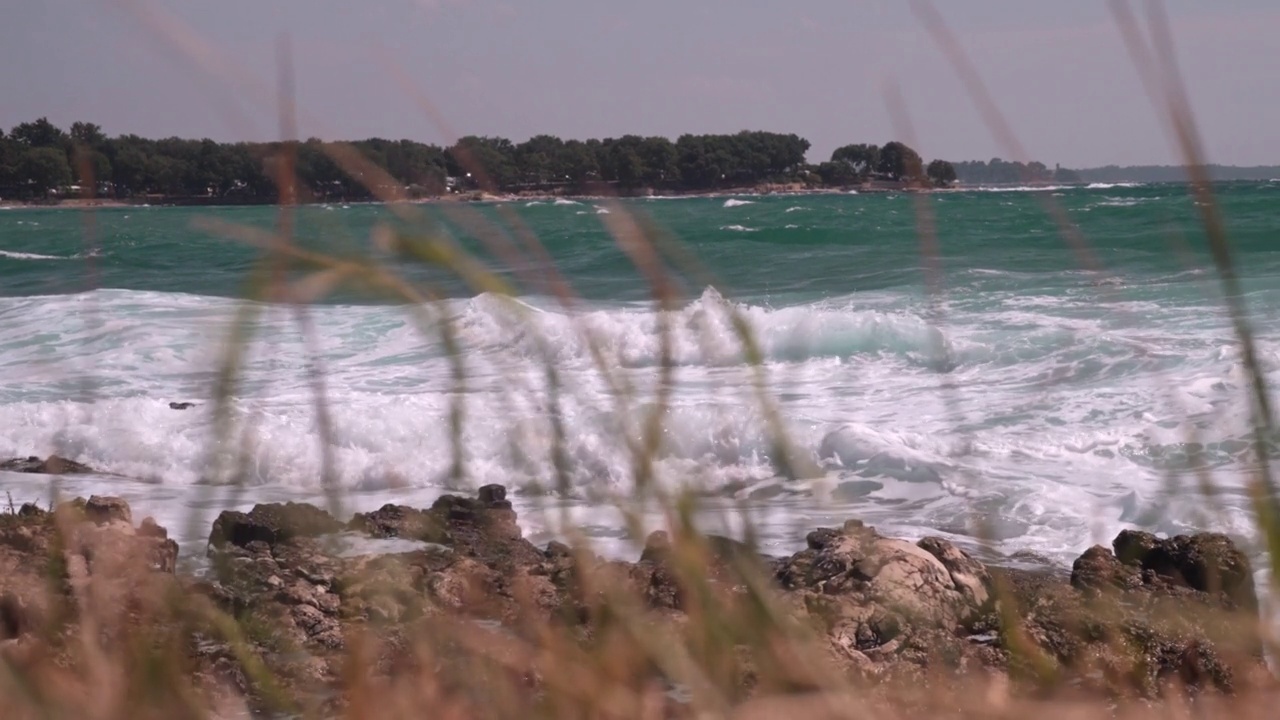 海浪拍打着海岸视频素材