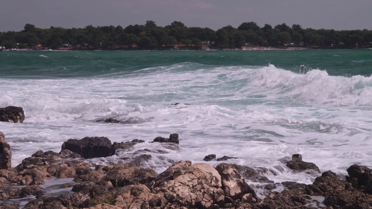 海浪拍打着海岸视频素材