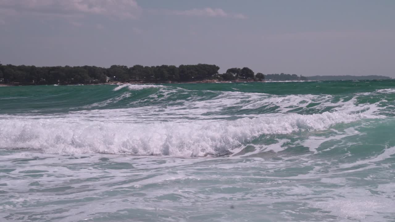 海浪拍打着海岸视频素材