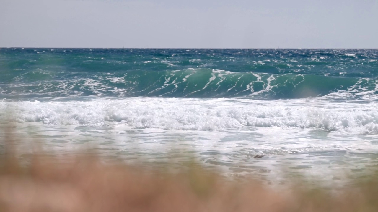 海浪拍打着海岸视频素材