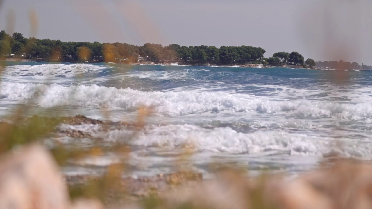 海浪拍打着海岸视频素材