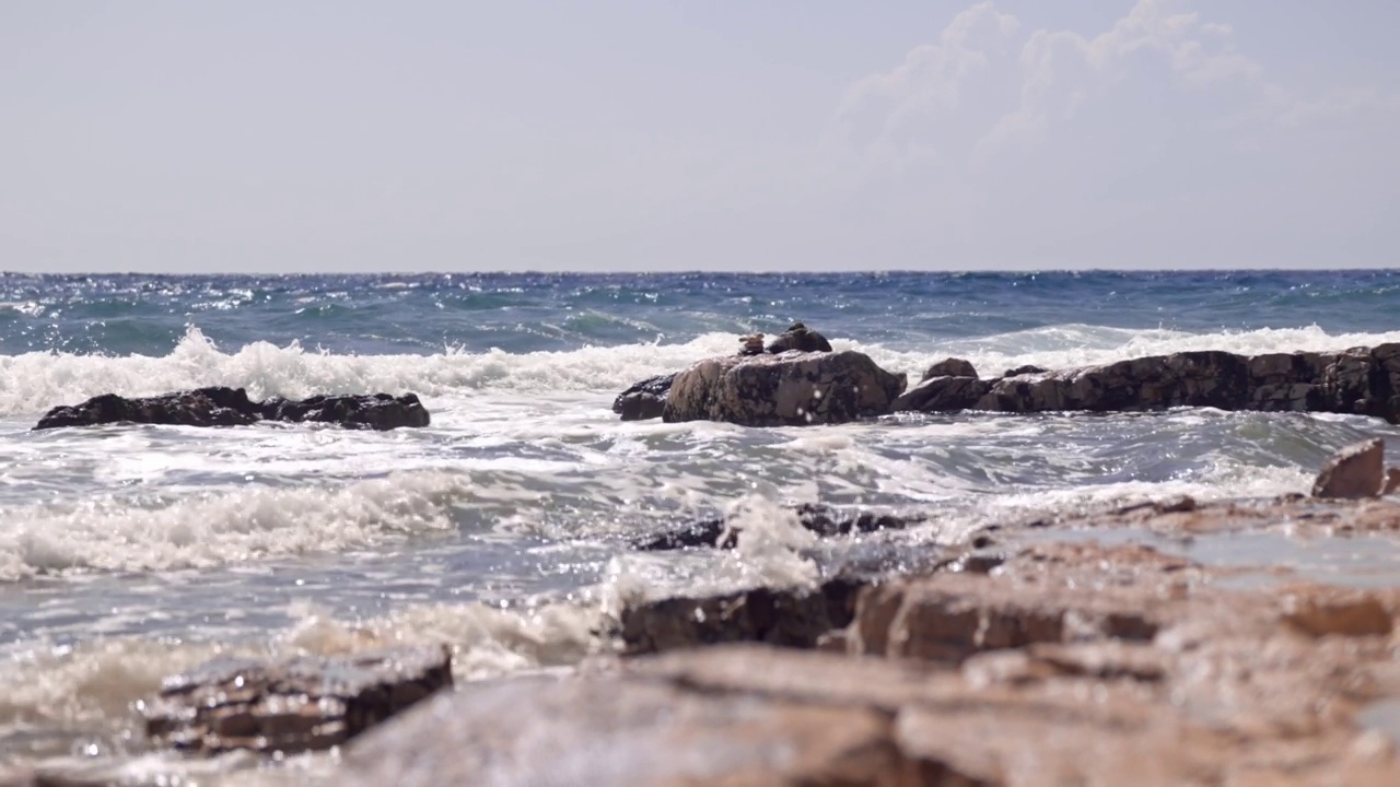 海浪拍打着海岸视频素材