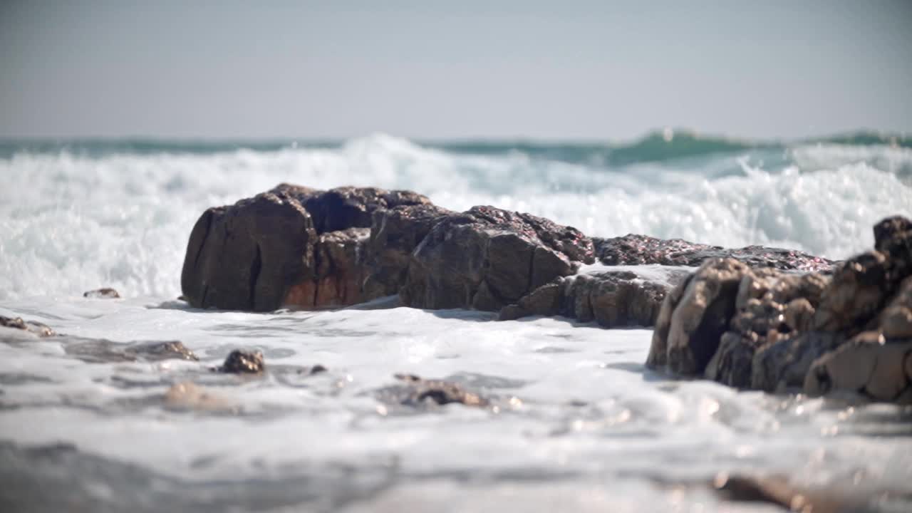 海浪拍打着海岸视频素材