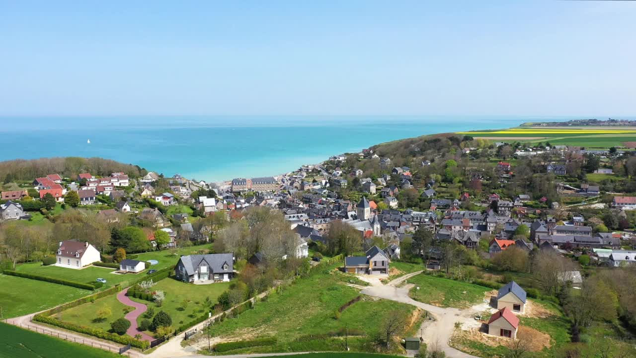 韦勒斯玫瑰镇在英吉利海峡的海边，欧洲，法国，诺曼底，塞纳海上，在夏天，阳光明媚的一天。视频素材