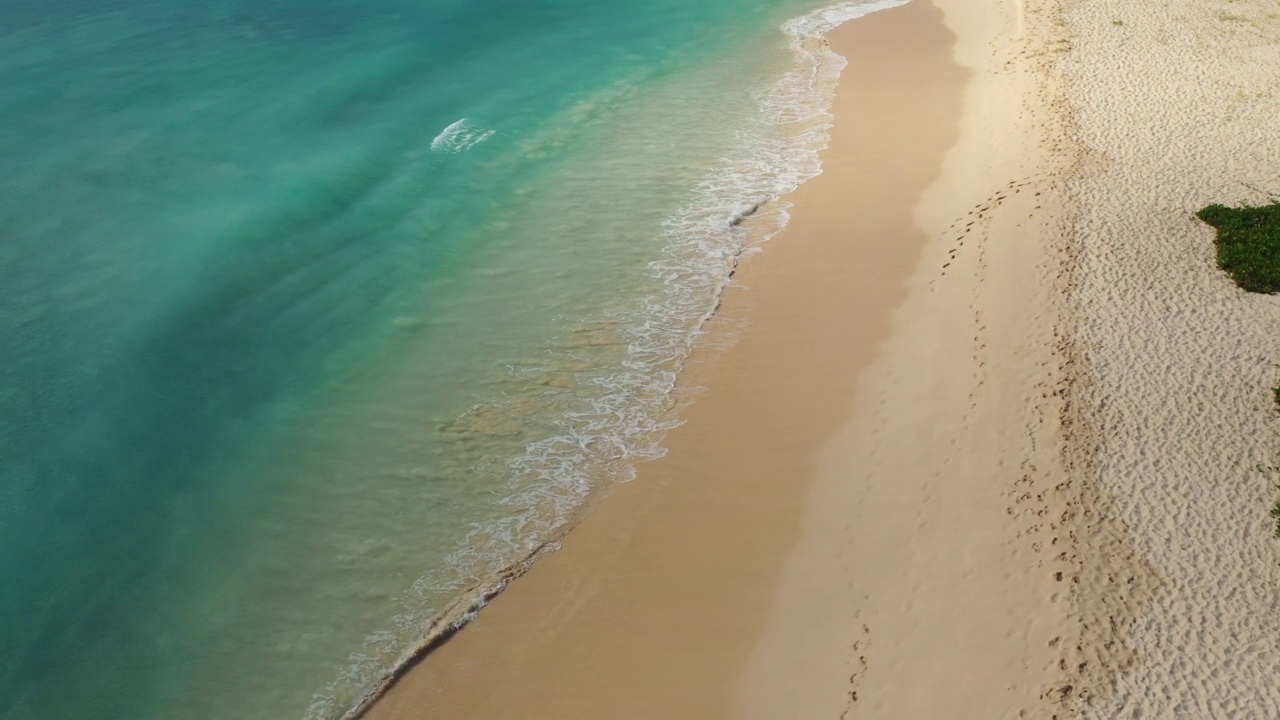 一波又一波的海浪拍打在加勒比海的热带海滩上视频素材