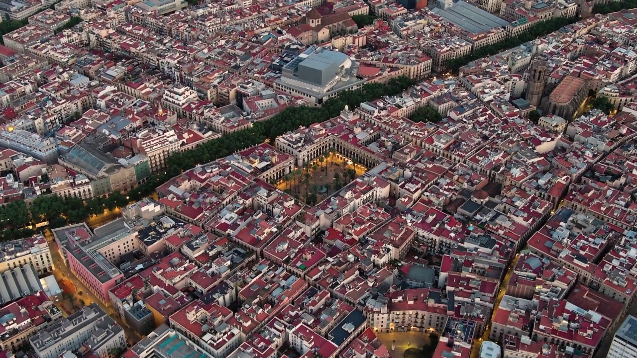 黄昏时分，巴塞罗那市中心标志性的Plaça Reial广场(Plaza Real)鸟瞰图视频素材