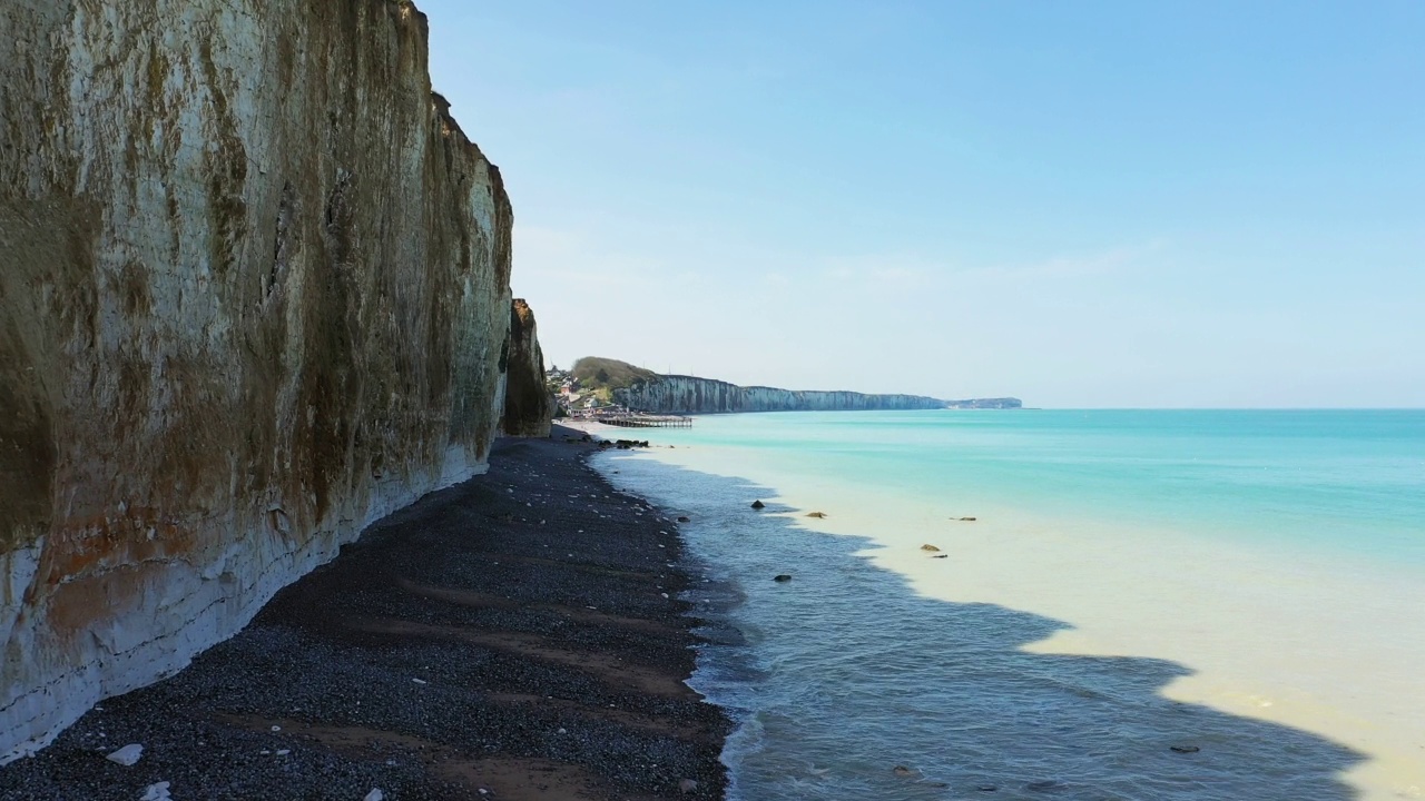 在夏天，阳光明媚的日子里，欧洲，法国，诺曼底，塞纳海滨的白垩悬崖。视频素材