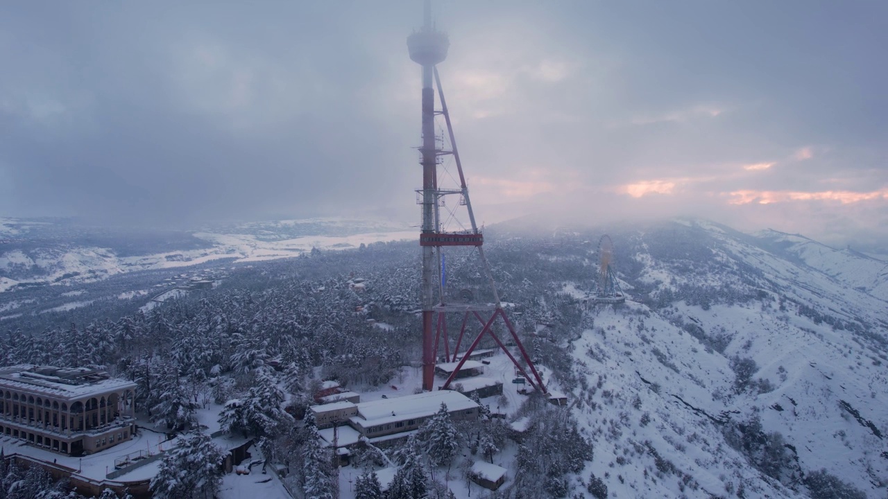 雾山上雪皑皑的夕阳视频素材