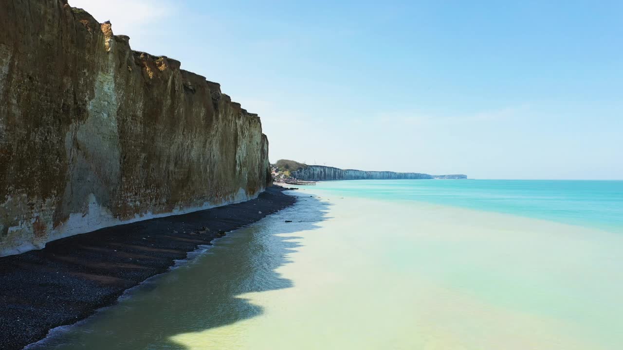 位于英吉利海峡边缘的Veules les Roses白垩峭壁，欧洲，法国，诺曼底，塞纳海上，在夏天，阳光明媚的日子。视频素材