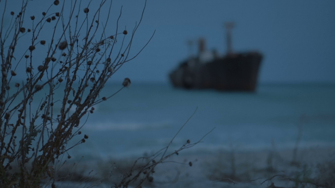 一艘沉船在黑海海岸的夜晚的悲伤视角- POV视频素材