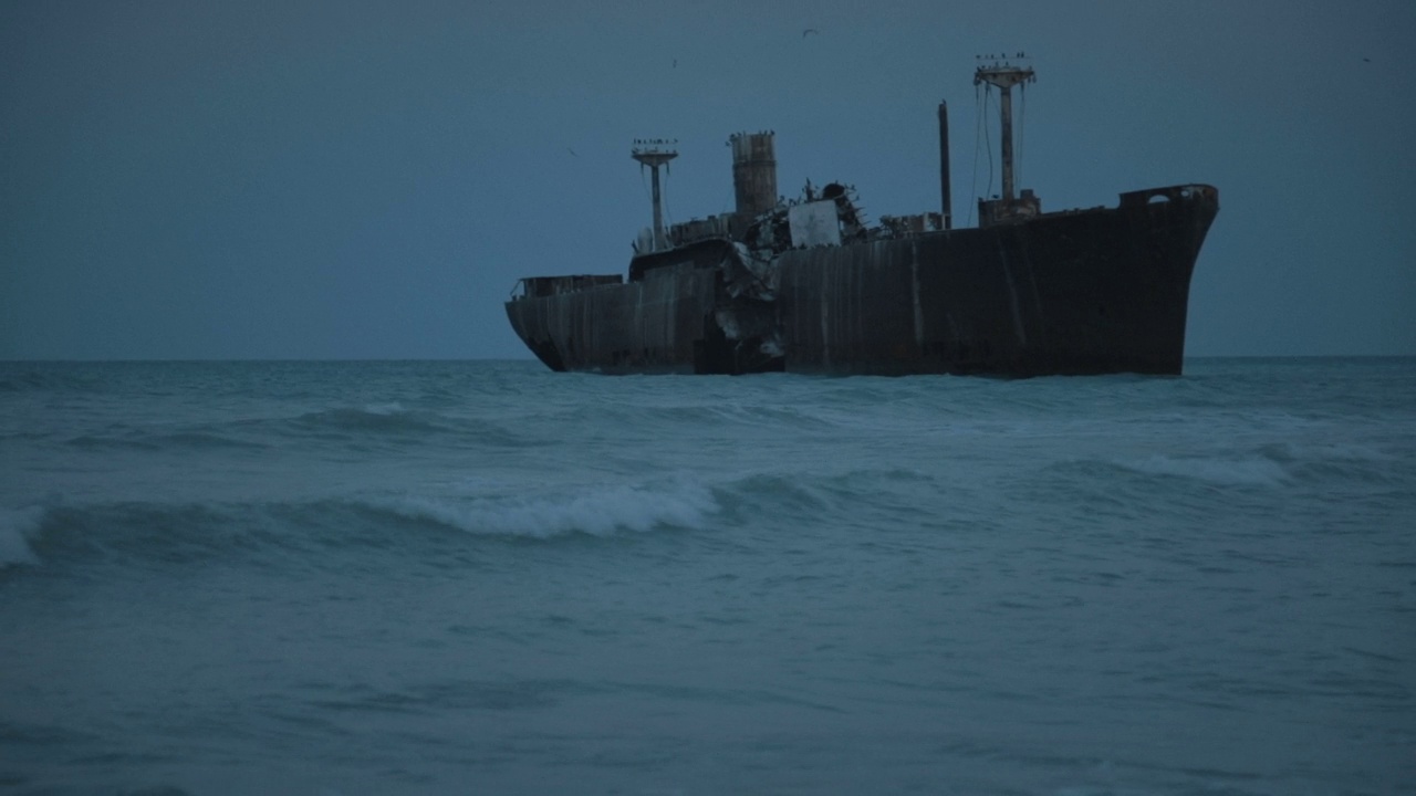 沉船和黄昏的海浪视频素材