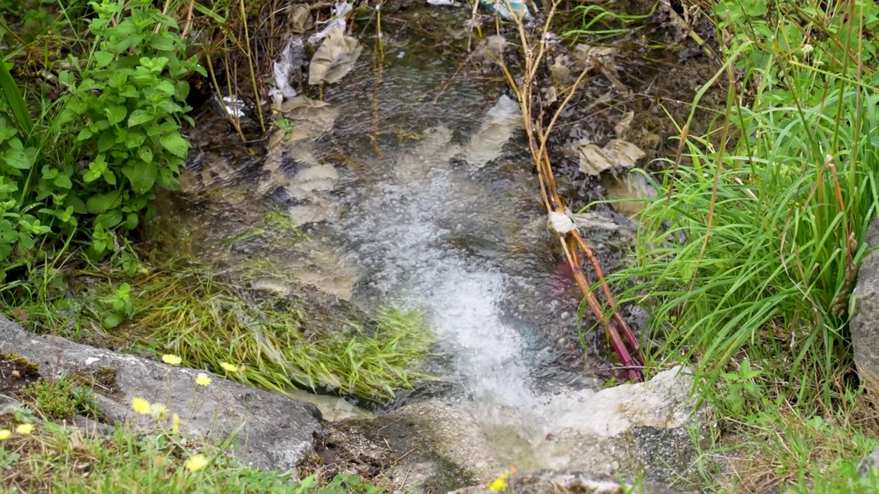 污水排入河道，灌溉渠。水的运动。工业对自然的污染视频素材