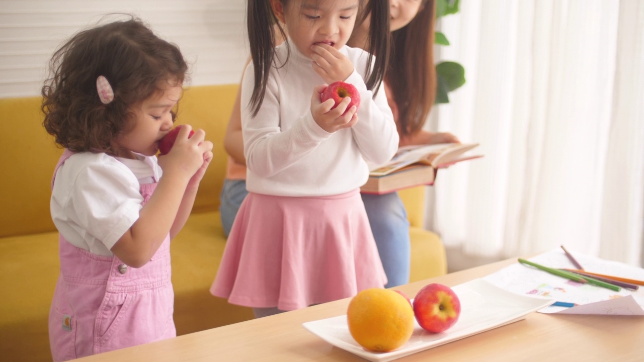 孩子吃苹果和橘子视频素材