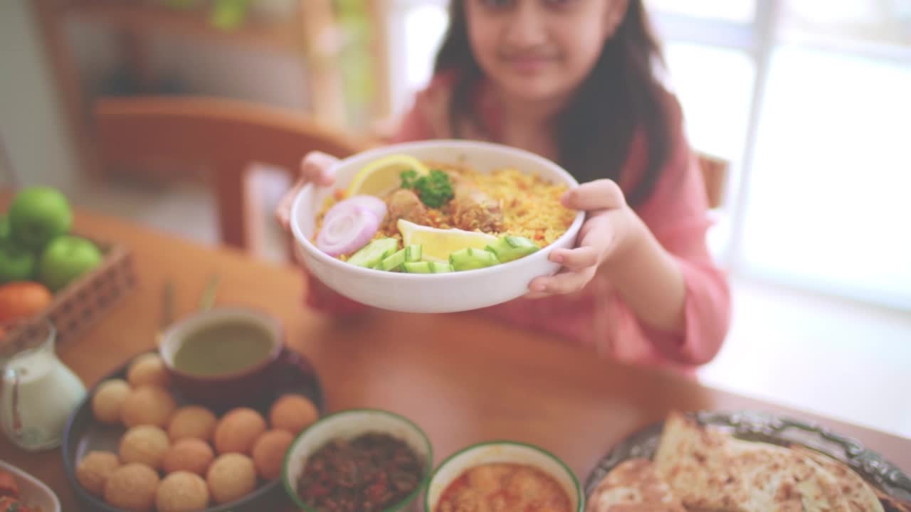 饥饿的印度食物视频素材