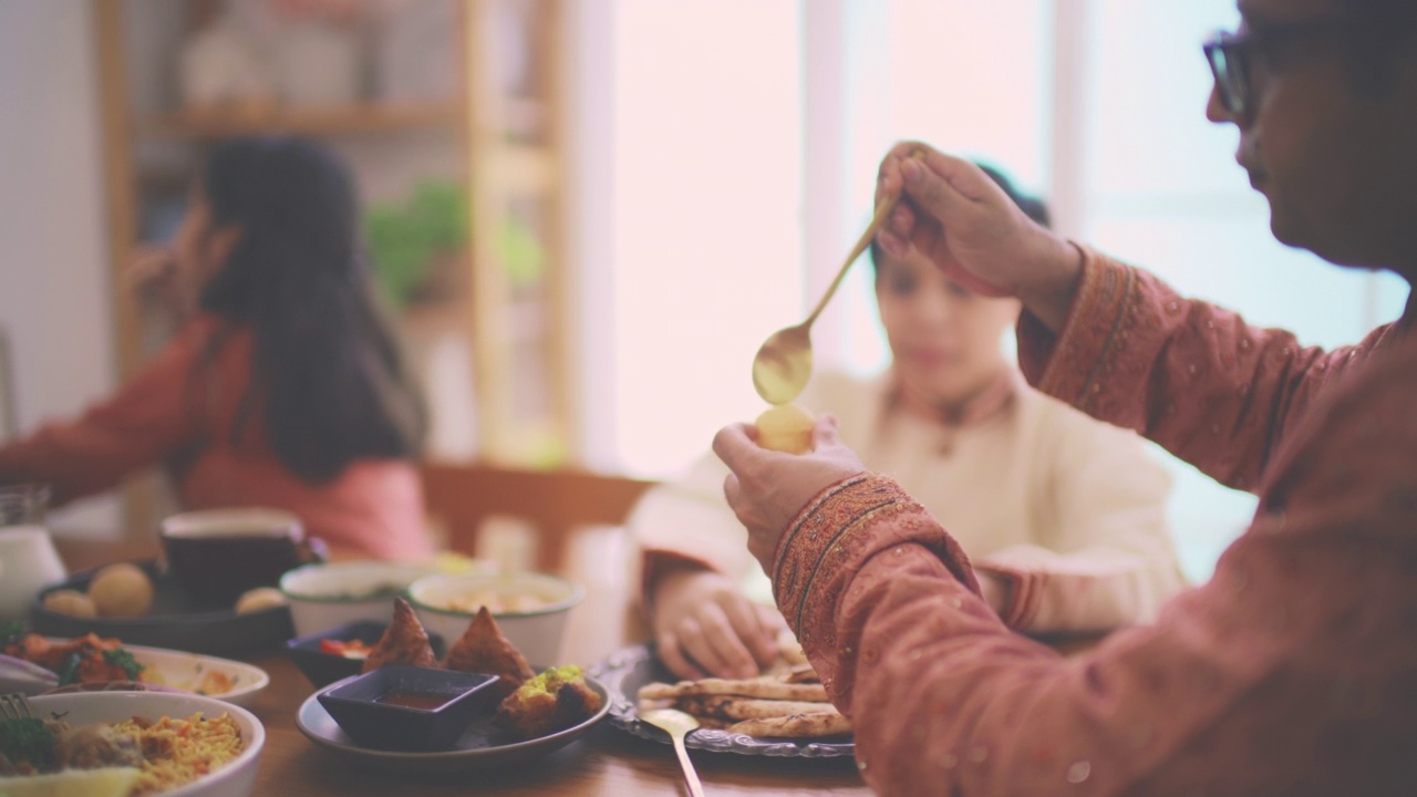 分享和喂养食物视频素材