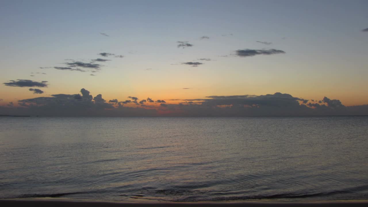 美丽的风景与日出海面-时间推移视频素材