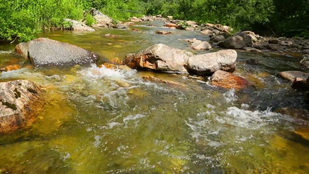 山河在夏天流过岩石-滑车拍摄视频素材