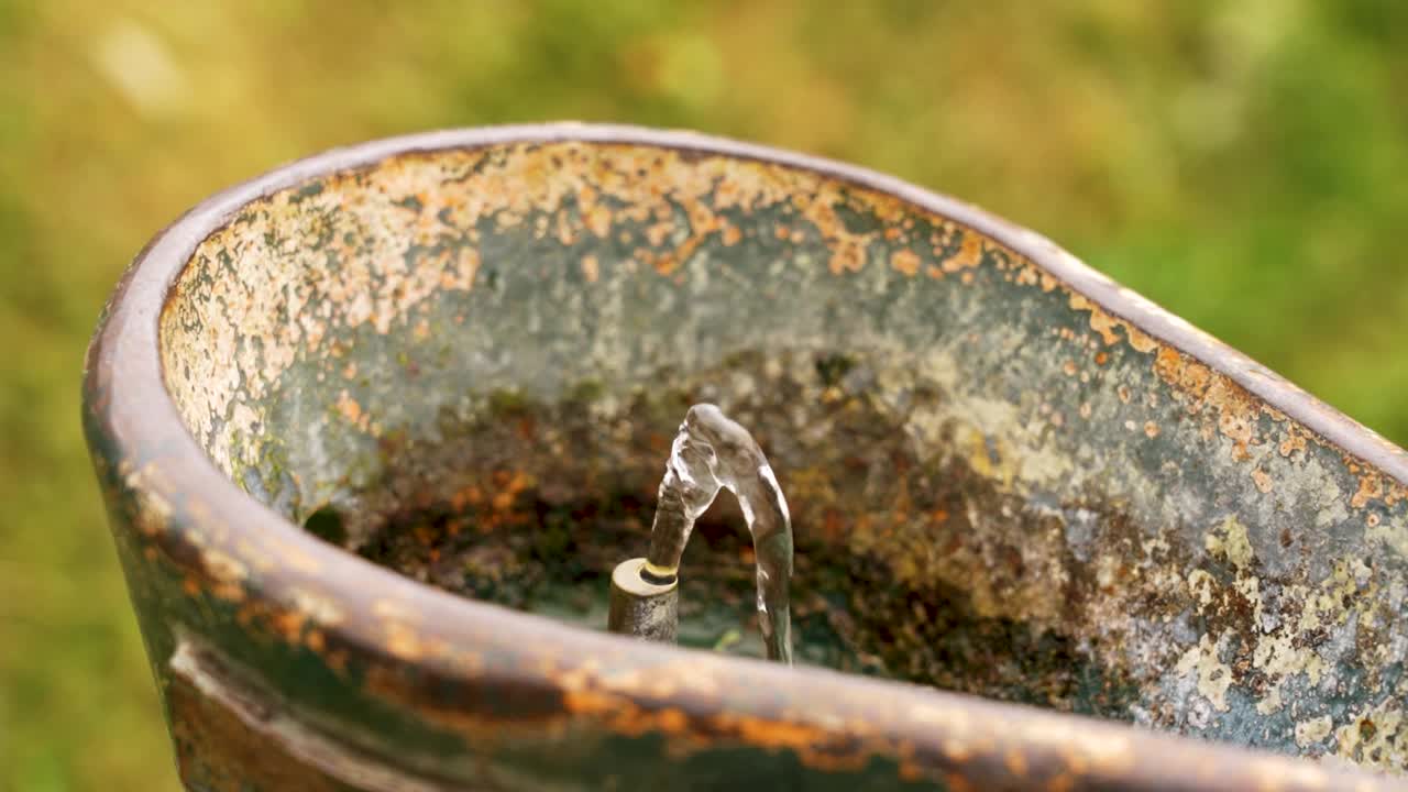 废弃的公园里的老饮水机已经生锈了视频素材