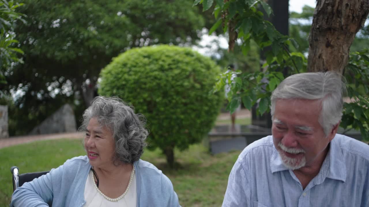 活跃的多代家庭在夏季海滩度假。视频素材