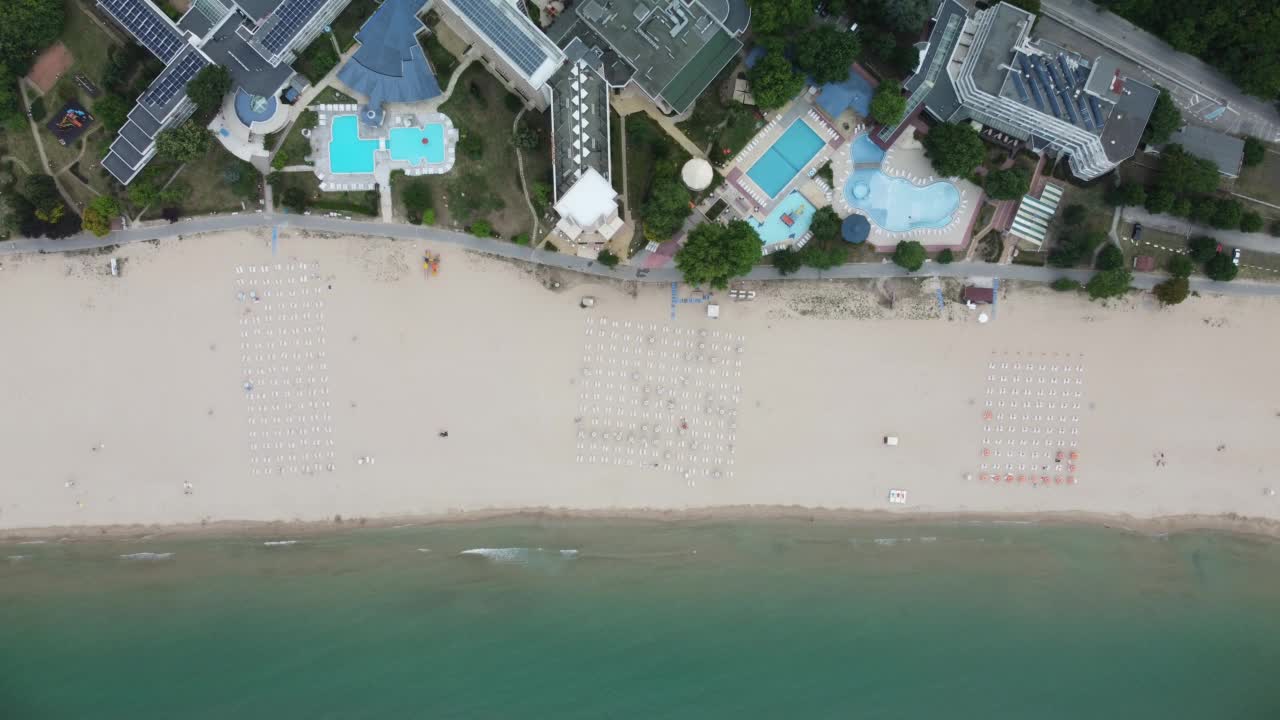 保加利亚阿尔贝纳空沙滩度假胜地的无人机视图视频素材