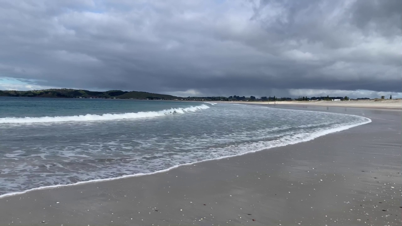 低浪涌向海滩视频素材