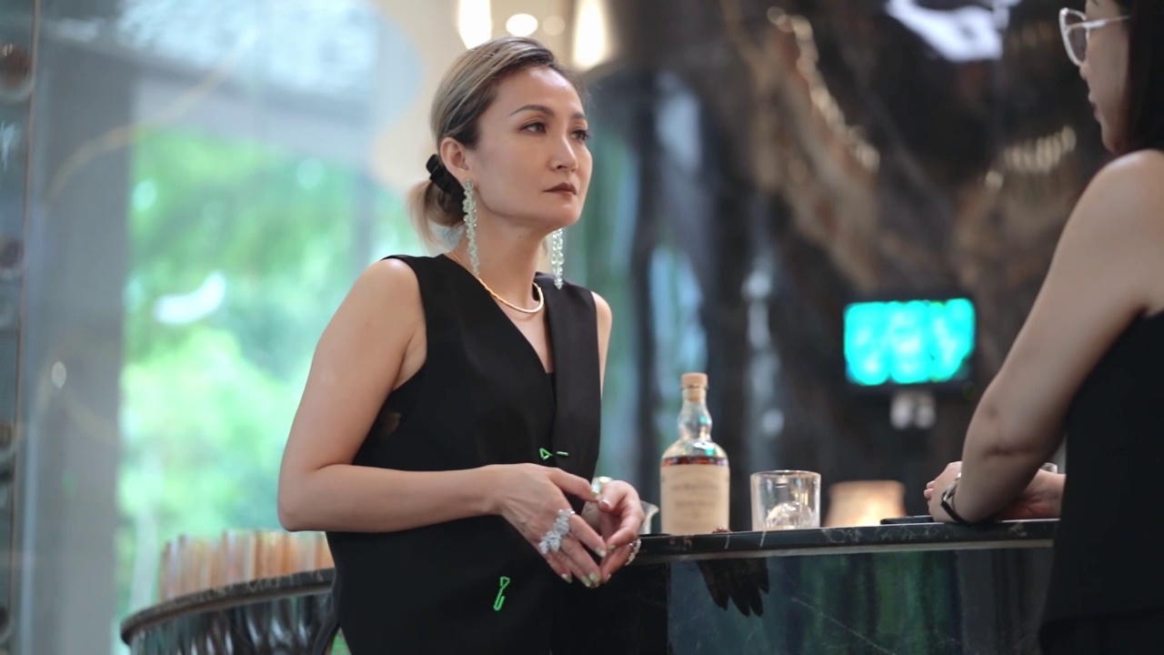 两个亚洲女人在威士忌酒吧边聊天边喝酒视频素材