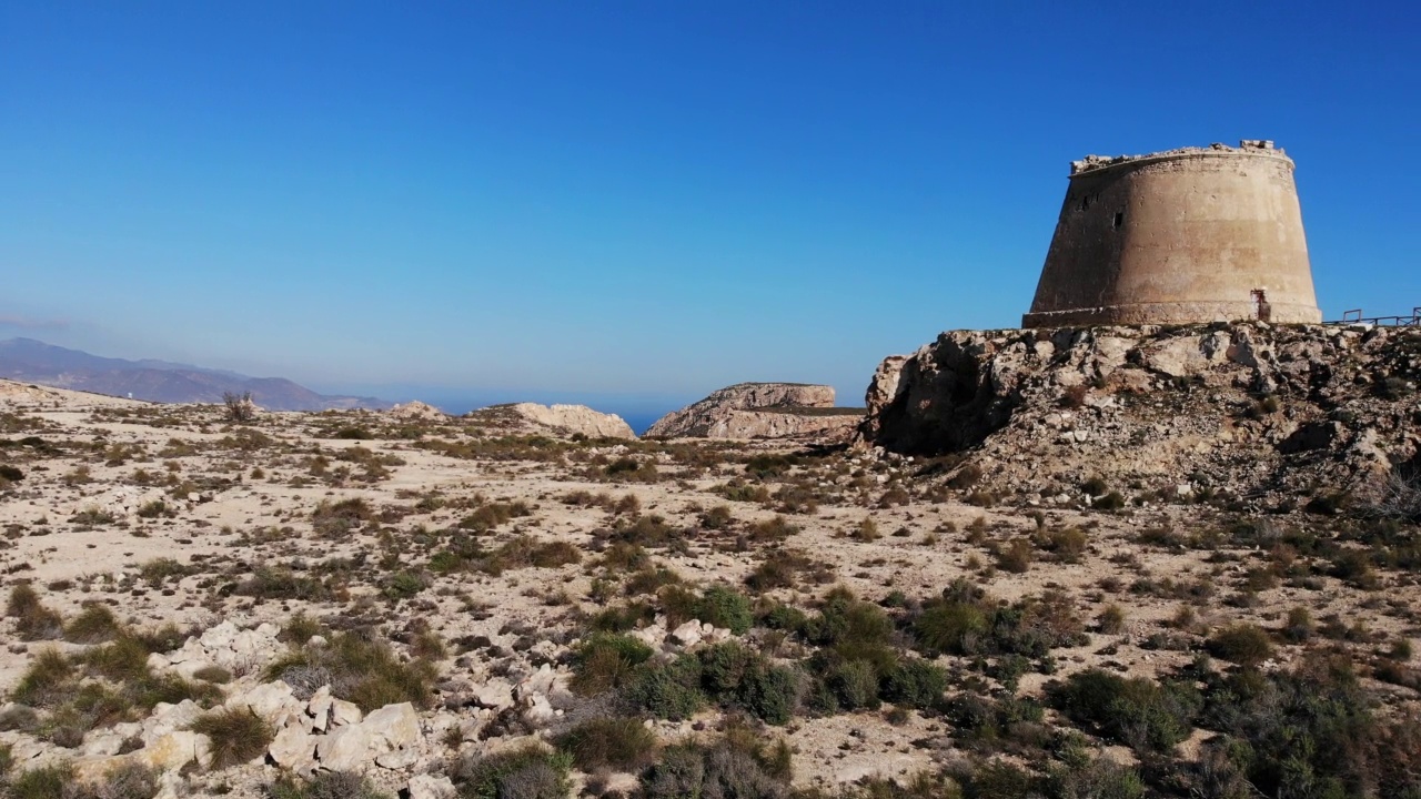 Mesa Roldan tower, Cabo de Gata，西班牙。Aerial view视频素材