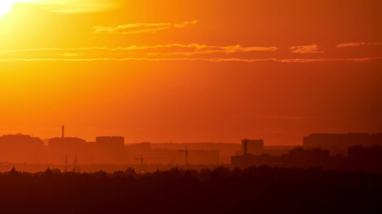 傍晚的天空有夕阳透过云霞的落霞，多云的景观视频素材