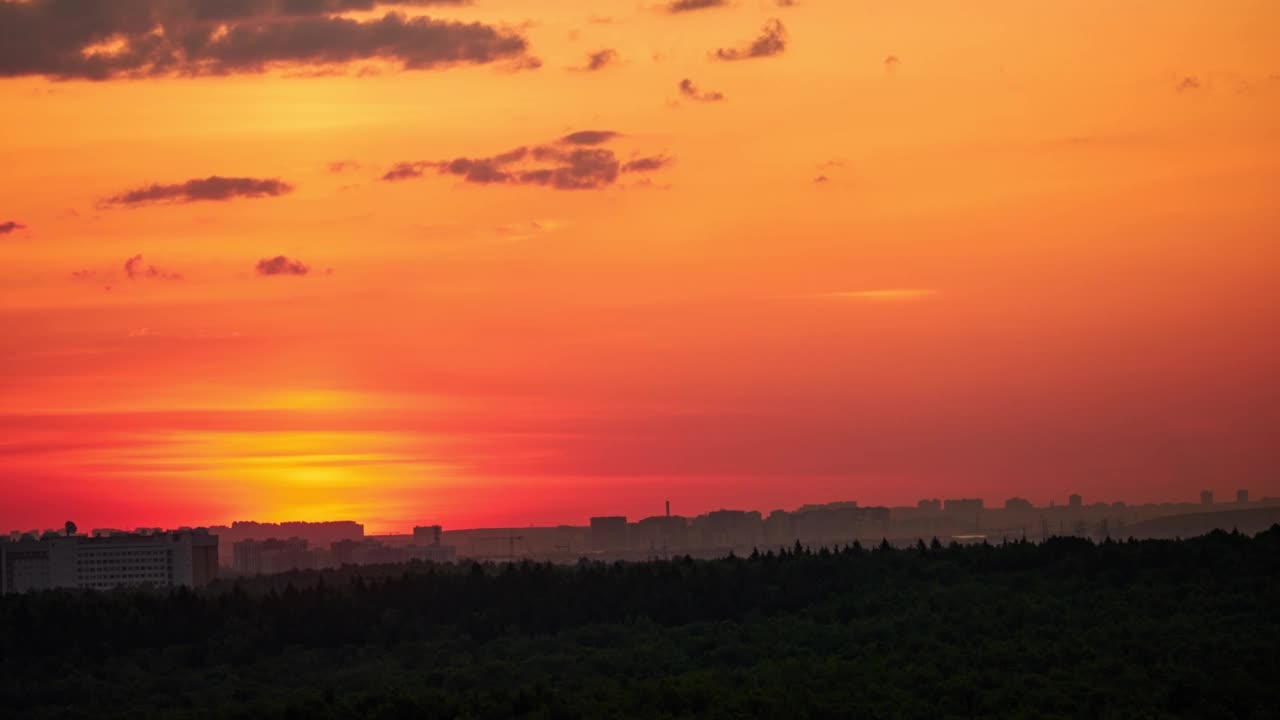 清晨的太阳从地平线上冉冉升起，是黎明的风景。夏天的日出,间隔拍摄视频素材