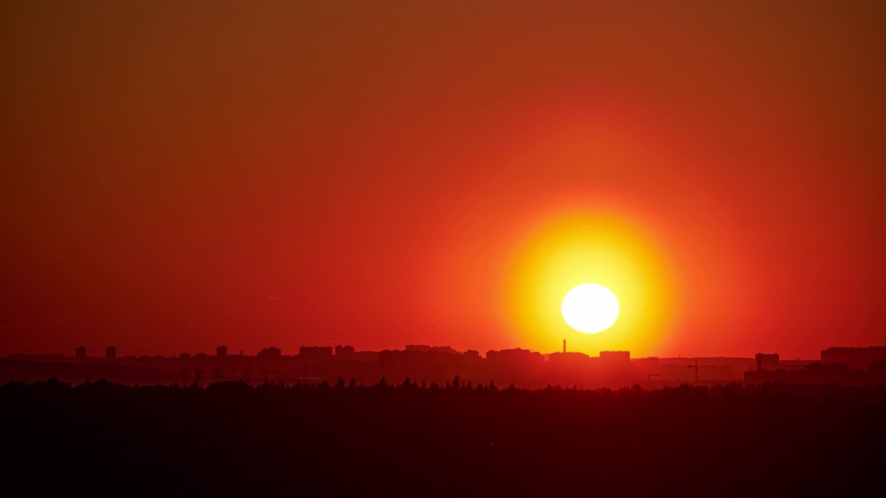 傍晚的天空有夕阳透过云霞的落霞，多云的景观视频素材