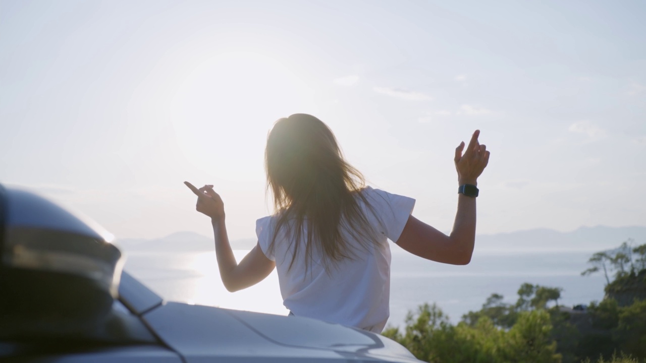 享受夏日海滨自驾游的女人。视频素材