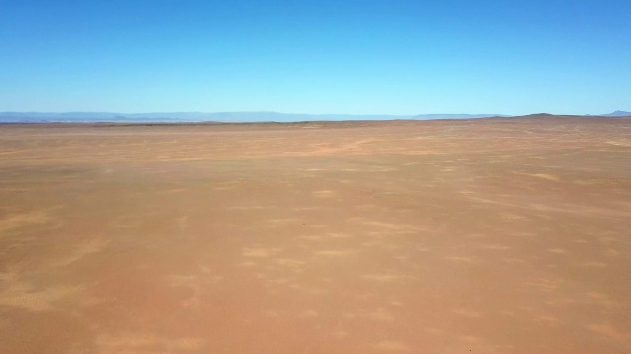 卡鲁沙漠中干燥的沙地景观。炎热晴朗的日子里空旷的沙漠视频素材