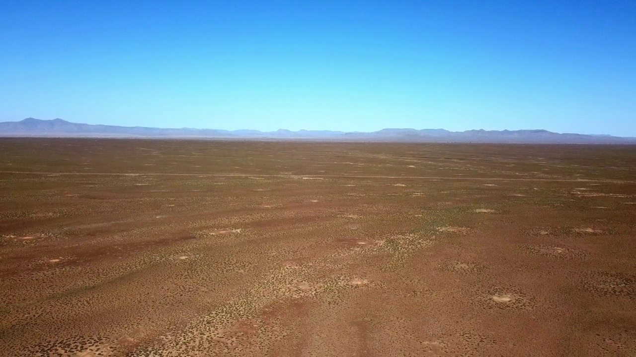 卡鲁平原的空旷景色，背景是群山。阳光明媚的日子里，干燥的土地一览无多视频素材