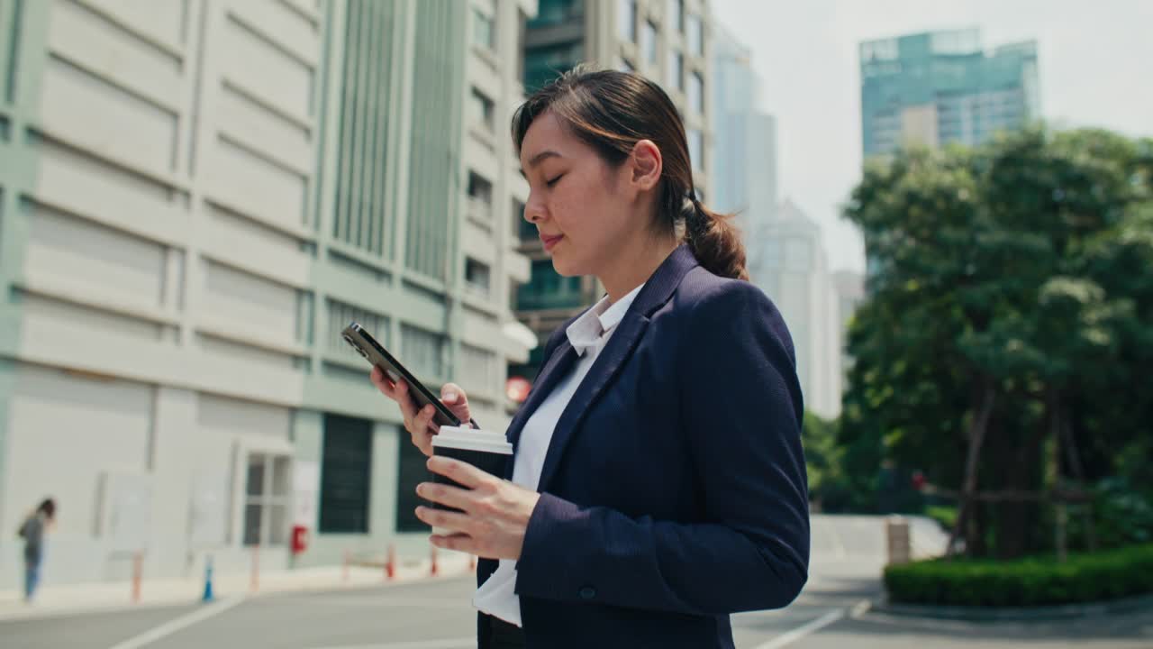 在城市里使用智能手机的女商人视频素材