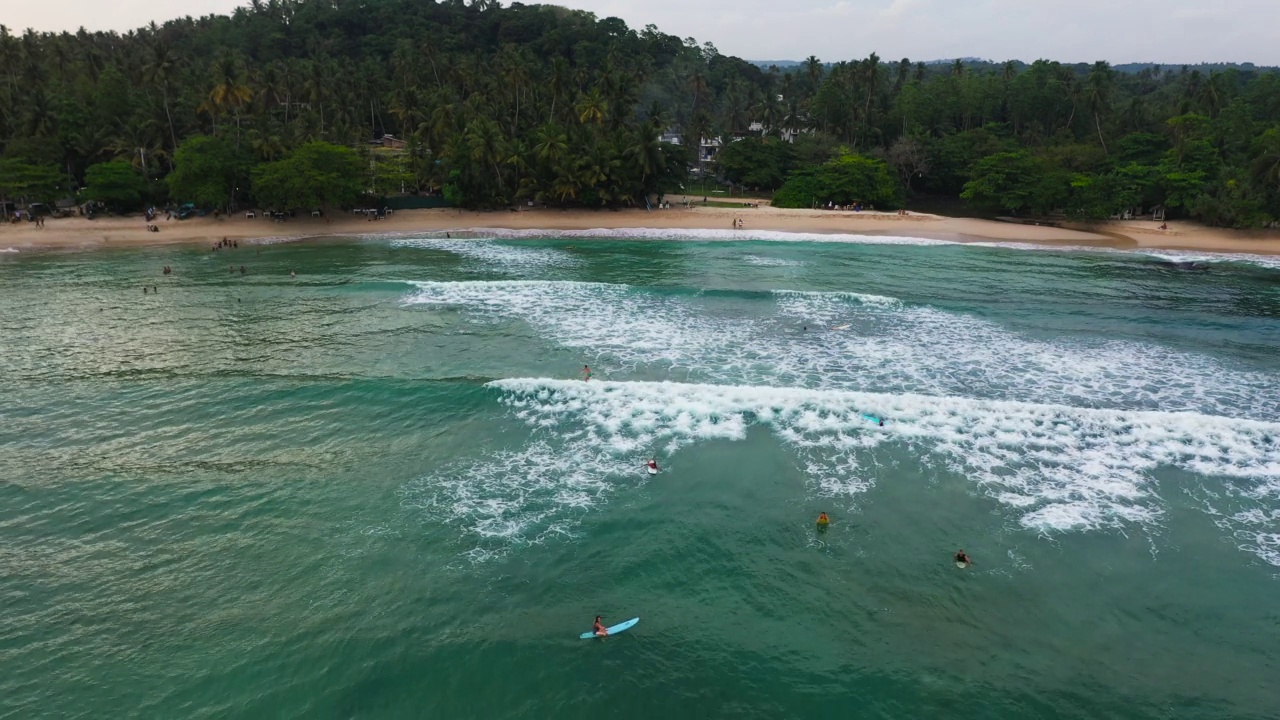 有冲浪者的海湾。视频素材